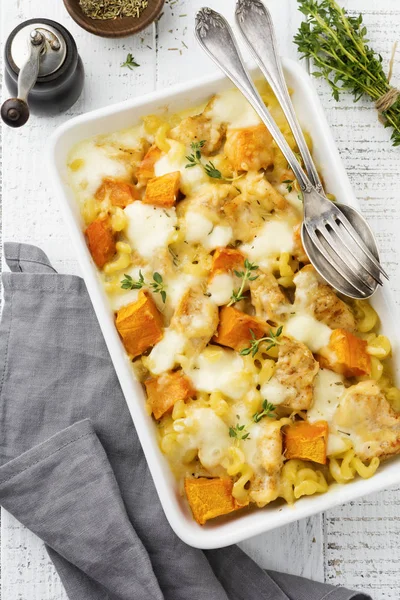 Tavuk eti, kabak, makarna, kekik, peynir ve hafif beton veya taş zemin üzerine seramik formundaki Beşamel sos güveç. Seçici odak. Üstten Görünüm. Kopya alanı.