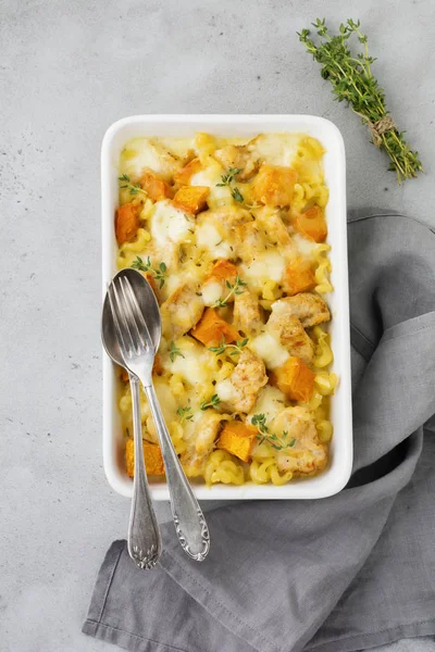 Tavuk eti, kabak, makarna, kekik, peynir ve hafif beton veya taş zemin üzerine seramik formundaki Beşamel sos güveç. Seçici odak. Üstten Görünüm. Kopya alanı.