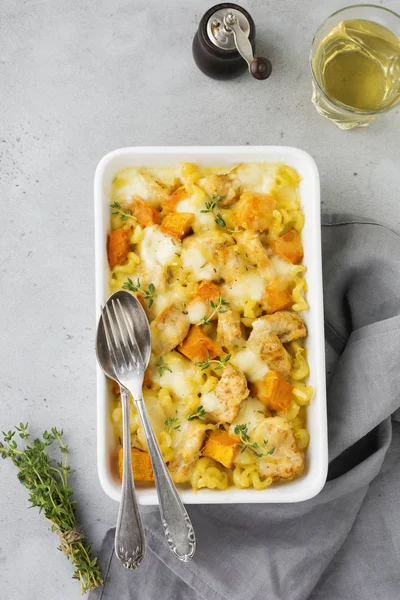 Tavuk eti, kabak, makarna, kekik, peynir ve hafif beton veya taş zemin üzerine seramik formundaki Beşamel sos güveç. Seçici odak. Üstten Görünüm. Kopya alanı.