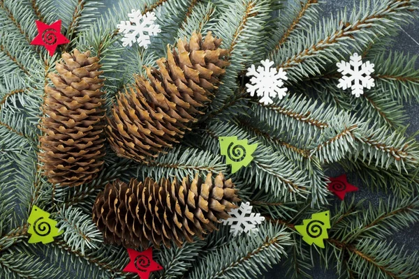 圣诞节或新年背景 适合树的大树枝 有球果 木制玩具和雪花 选择性焦点 顶部视图 — 图库照片