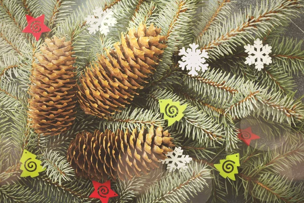 圣诞节或新年背景 适合树的大树枝 有球果 木制玩具和雪花 选择性焦点 顶部视图 色调图像 — 图库照片
