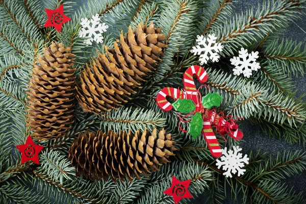 圣诞节或新年背景 适合树的大树枝 有球果 木制玩具和雪花 选择性焦点 顶部视图 — 图库照片