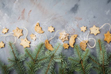 Ev yapımı kurabiye yıldız şekli şeker pudra şekeri ve mavi doku yüzey üzerinde iş parçacığında uyum ağacının dalını ile. Selektive odak. Noel ve yeni yıl arka plan. Üstten Görünüm alanı ile.