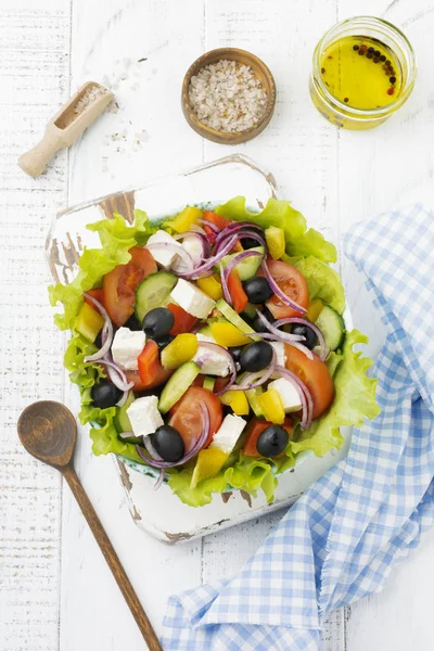 Salada Grega Uma Chapa Cerâmica Fundo Madeira Branco Prato Grego — Fotografia de Stock