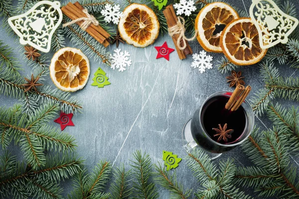 圣诞节或新年背景 适合树的大树枝 有锥体 木制玩具 雪花和热酒的配料 选择性焦点 顶部视图 — 图库照片