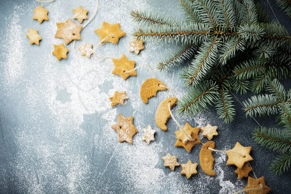 自制的饼星形糖和糖粉 在蓝色纹理表面上的树上的树枝 Selektive 圣诞节或新年背景 带空格的顶部视图 — 图库照片