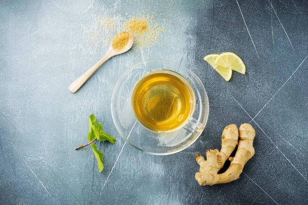 Полезный Имбирный Чай Мятой Лимоном Сахаром Прозрачной Чашке Бетонном Синем — стоковое фото