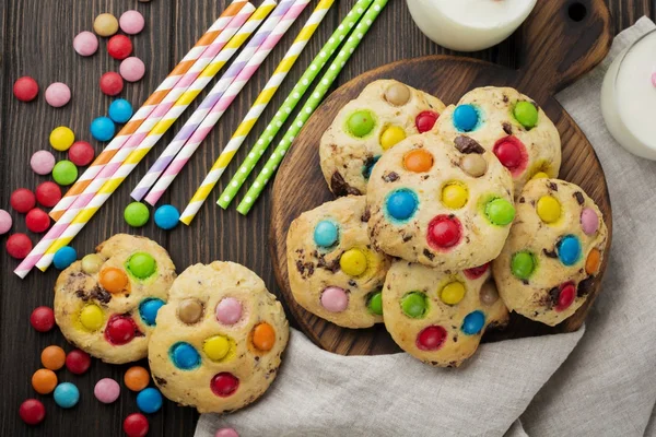 Dětské Sušenky Barevné Čokoládové Cukroví Cukru Poleva Hnědé Dřevěné Pozadí — Stock fotografie