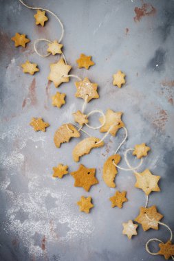 Ev yapımı kurabiye yıldız şekli şeker pudra şekeri ve mavi doku yüzey üzerinde iş parçacığında uyum ağacının dalını ile. Selektive odak. Noel ve yeni yıl arka plan. Üstten Görünüm alanı ile.