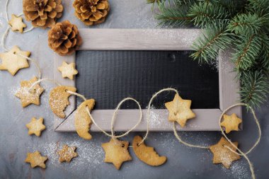 Ev yapımı kurabiye yıldız şekli şeker pudra şekeri ve mavi doku yüzey üzerinde iş parçacığında uyum ağacının dalını ile. Selektive odak. Noel ve yeni yıl arka plan. Üstten Görünüm alanı ile.