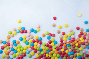 Açık mavi renkli bir çok renkli şeker sırlıdır çikolata yuvarlak şeker. Seçici odak. Üstten Görünüm. Metin için yer.