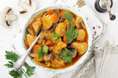 Gulaş geleneksel Macar yemeği. Biber ve domates sosu bir vintage seramik plaka ile güveç. Seçici odak. Üstten Görünüm.