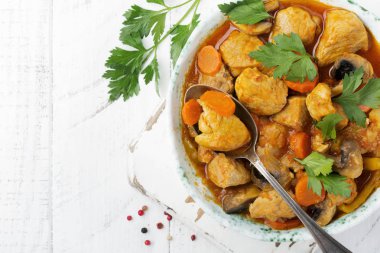 Gulaş geleneksel Macar yemeği. Biber ve domates sosu bir vintage seramik plaka ile güveç. Seçici odak. Üstten Görünüm.