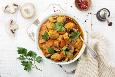 Gulaş geleneksel Macar yemeği. Biber ve domates sosu bir vintage seramik plaka ile güveç. Seçici odak. Üstten Görünüm.