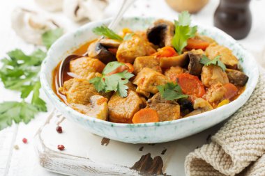 Gulaş geleneksel Macar yemeği. Biber ve domates sosu bir vintage seramik plaka ile güveç. Seçici odak.