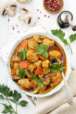 Gulaş geleneksel Macar yemeği. Biber ve domates sosu bir vintage seramik plaka ile güveç. Seçici odak. Üstten Görünüm.