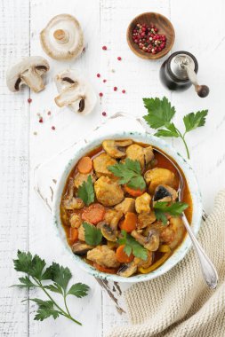 Gulaş geleneksel Macar yemeği. Biber ve domates sosu bir vintage seramik plaka ile güveç. Seçici odak. Üstten Görünüm.