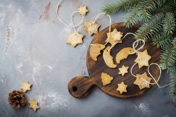 自制的饼星形糖和糖粉 在蓝色纹理表面上的树上的树枝 Selektive 圣诞节或新年背景 带空格的顶部视图 — 图库照片