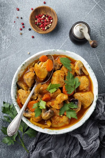 Gulasch Traditionell Ungersk Maträtt Gryta Med Paprika Och Tomatsås Vintage — Stockfoto