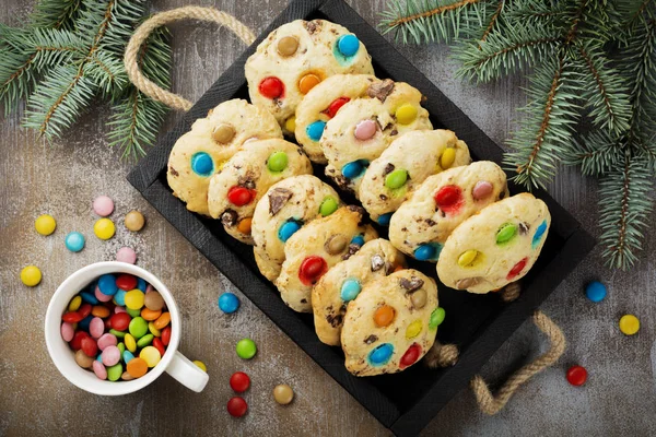 儿童饼干与彩色巧克力糖果在红糖釉上的棕色混凝土或石头背景 圣诞贺卡选择性焦点 顶部视图 文本位置 — 图库照片