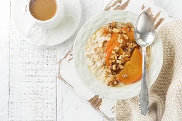 Gachas Avena Con Caqui Caramelizado Nueces Recipiente Cerámica Clara Sobre — Foto de Stock