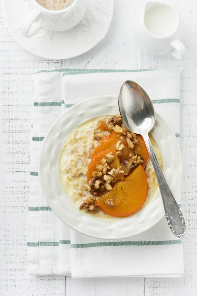 Gachas Avena Con Caqui Caramelizado Nueces Recipiente Cerámica Clara Sobre — Foto de Stock