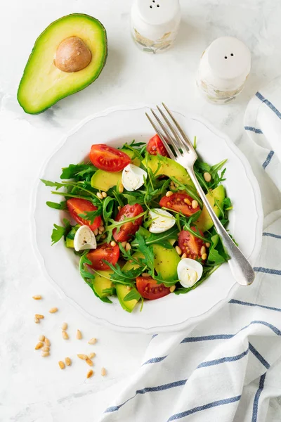 Salada Fresca Arugula Tomate Abacate Azeite Nozes Ovos Codorna Fundo — Fotografia de Stock