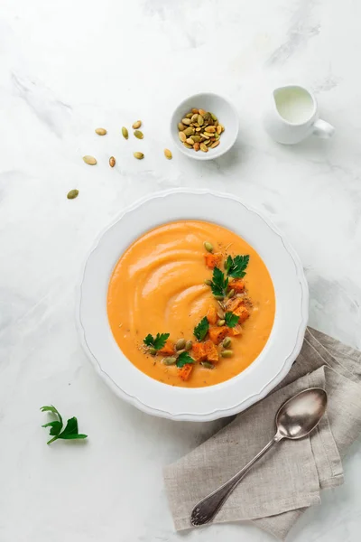 Hausgemachte Kürbissuppe Weißer Keramikschale Auf Altem Beton Oder Steingrund Selektiver — Stockfoto