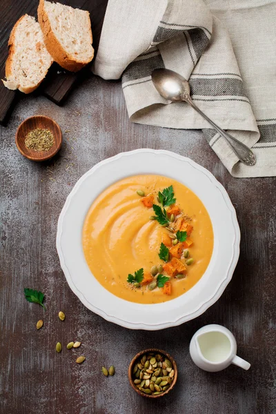 Soupe Citrouille Maison Dans Plat Céramique Blanche Sur Vieux Fond — Photo