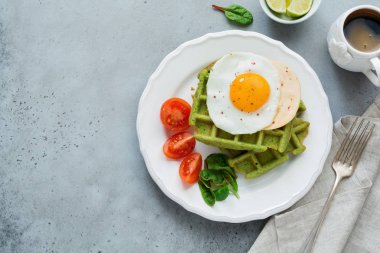 Sahanda yumurta peynir, domates, pazı ve ıspanak ışık gri beton zemin üzerine beyaz seramik plaka ile gözleme. Sandviç kahvaltı için. Seçici odak. Üstten Görünüm. Kopya alanı.
