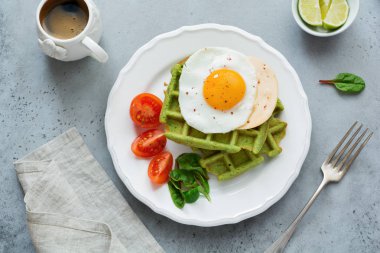 Sahanda yumurta peynir, domates, pazı ve ıspanak ışık gri beton zemin üzerine beyaz seramik plaka ile gözleme. Sandviç kahvaltı için. Seçici odak. Üstten Görünüm. Kopya alanı.