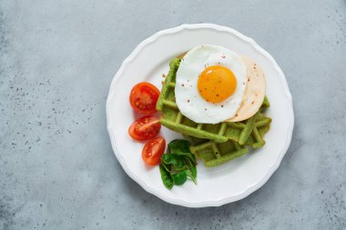 Sahanda yumurta peynir, domates, pazı ve ıspanak ışık gri beton zemin üzerine beyaz seramik plaka ile gözleme. Sandviç kahvaltı için. Seçici odak. Üstten Görünüm. Kopya alanı.