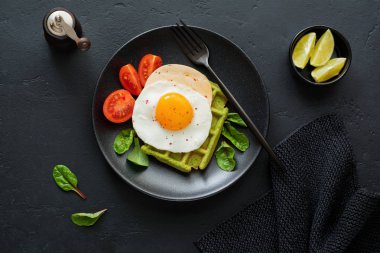 Sahanda yumurta peynir, domates, pazı ve ıspanak karanlık beton zemin üzerine siyah seramik plaka ile gözleme. Sandviç kahvaltı için. Seçici odak. Üstten Görünüm. Kopya alanı.