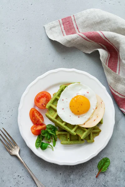 Huevo Frito Con Queso Tomates Acelga Gofre Con Espinacas Plato — Foto de Stock