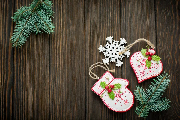 圣诞节或新年背景 冷杉树分支 不同的树玩具与圣诞节装饰品在深褐色木背景 选择性对焦 顶部视图 复制空间 — 图库照片