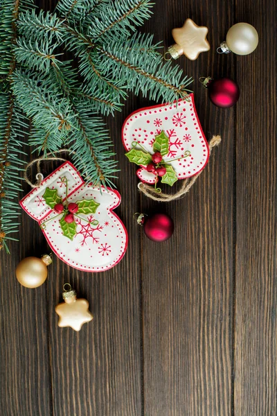 Weihnachten Oder Neujahr Hintergrund Tannenzweige Verschiedene Baumspielzeuge Mit Weihnachtsschmuck Auf — Stockfoto