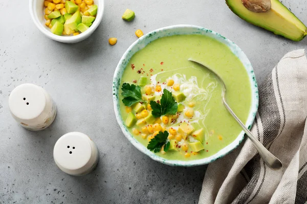 Puré Sopa Tierna Casera Aguacate Maíz Con Crema Plato Cerámica — Foto de Stock