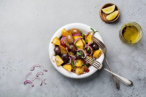 Warm Potato Salad Olives Pepper Parsley Red Onion Old White — Stock Photo, Image