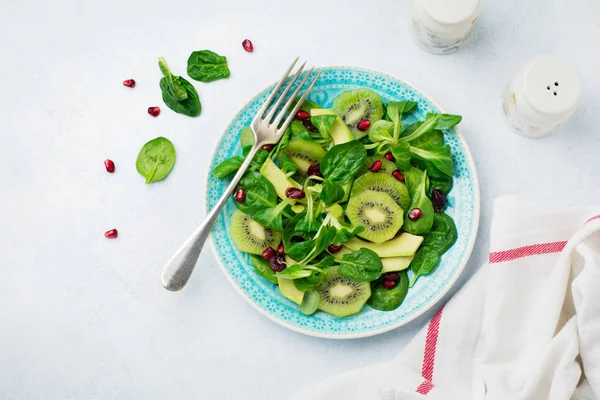 Insalata Spinaci Baby Leaves Crescione Kiwi Avocado Melograno Piatto Ceramica — Foto Stock