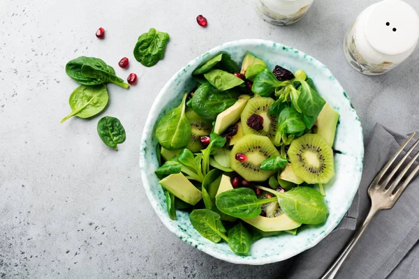 Salade Van Spinazie Baby Bladeren Waterkers Kiwi Avocado Granaatappel Oude — Stockfoto