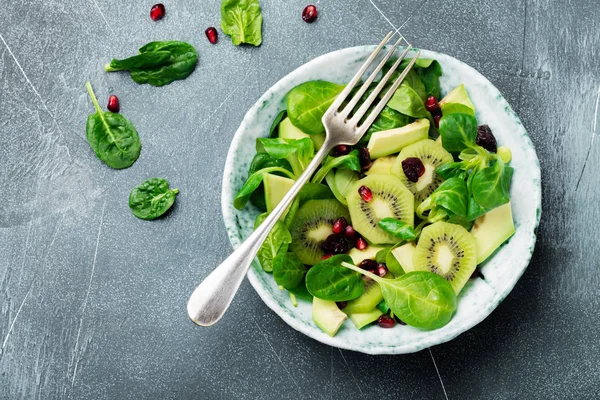 Salada Espinafre Folhas Bebê Agrião Kiwi Abacate Romã Placa Cerâmica — Fotografia de Stock