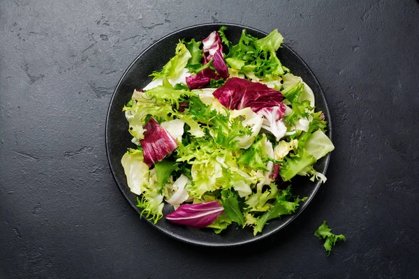 Foglie Fresche Diverse Insalate Piatto Ceramica Fondo Pietra Nera Concentrazione — Foto Stock