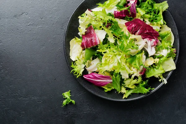 Foglie Fresche Diverse Insalate Piatto Ceramica Fondo Pietra Nera Concentrazione — Foto Stock