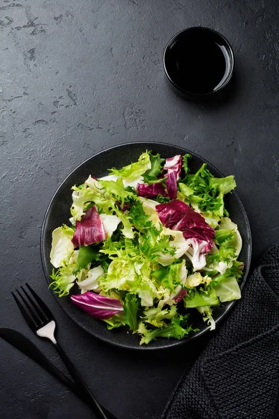 Foglie Fresche Diverse Insalate Piatto Ceramica Fondo Pietra Nera Concentrazione — Foto Stock