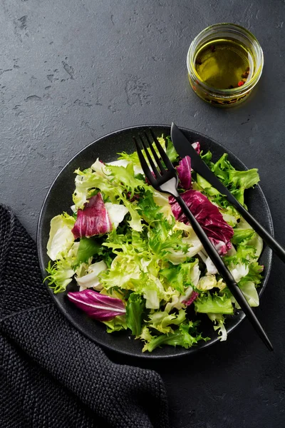 Foglie Fresche Diverse Insalate Piatto Ceramica Fondo Pietra Nera Concentrazione — Foto Stock