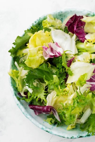 Foglie Fresche Insalata Diversa Piatto Ceramica Sfondo Pietra Bianca Concentrazione — Foto Stock