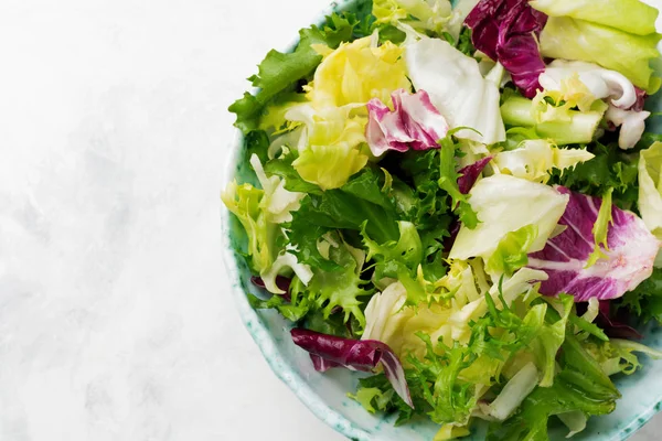 Foglie Fresche Insalata Diversa Piatto Ceramica Sfondo Pietra Bianca Concentrazione — Foto Stock