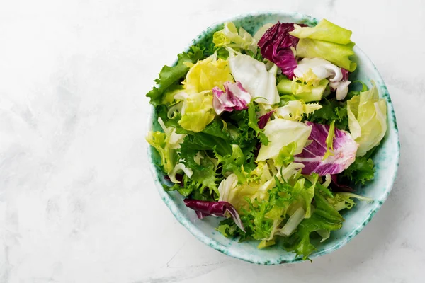 Foglie Fresche Insalata Diversa Piatto Ceramica Sfondo Pietra Bianca Concentrazione — Foto Stock