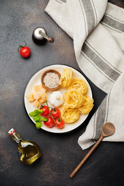 Ingredienser För Traditionella Italienska Pastarätt Okokt Tagliatelle Bolognesi Parmesanost Olivolja — Stockfoto