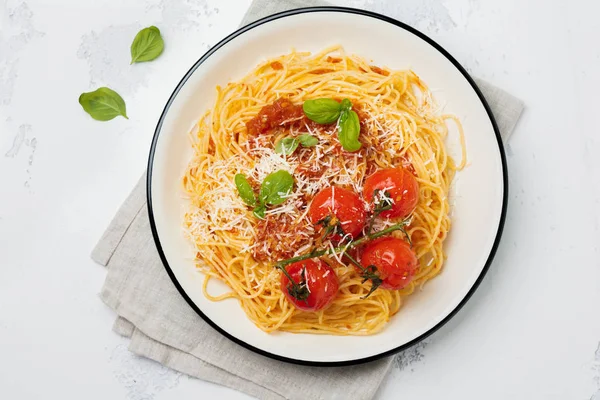 Традиционное Итальянское Блюдо Спагетти Томатным Соусом Сыром Пармезан Керамической Пластине — стоковое фото